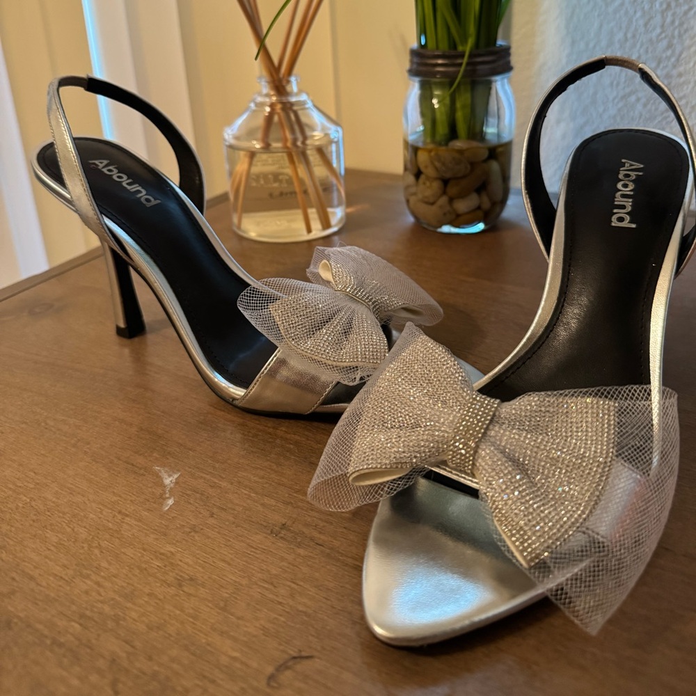 Elegant metallic Heels with Mesh Detail